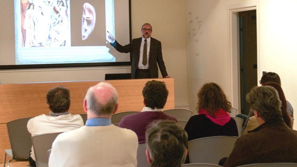 Prof. Ferrari introduce la serie di conferenze sull'arte Africana
