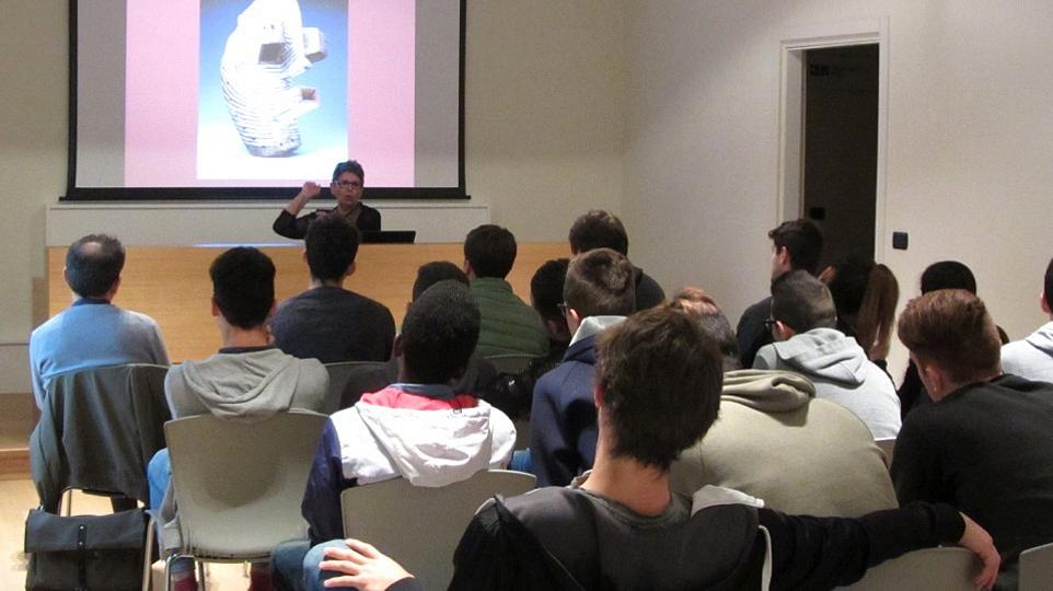Carla introduce questa classe del Bertolucci all'Arte Africana