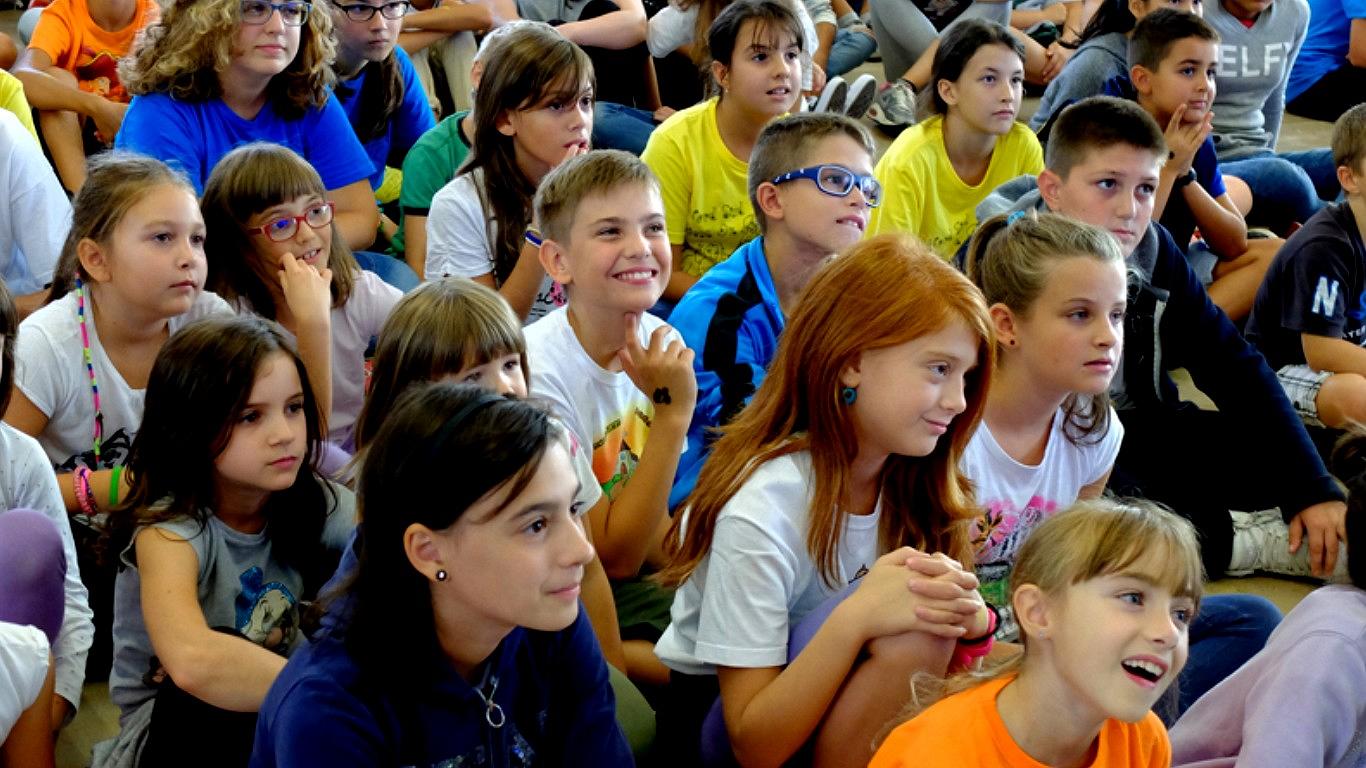 Il volto di questi bambini parla di interesse e volontà di imparare