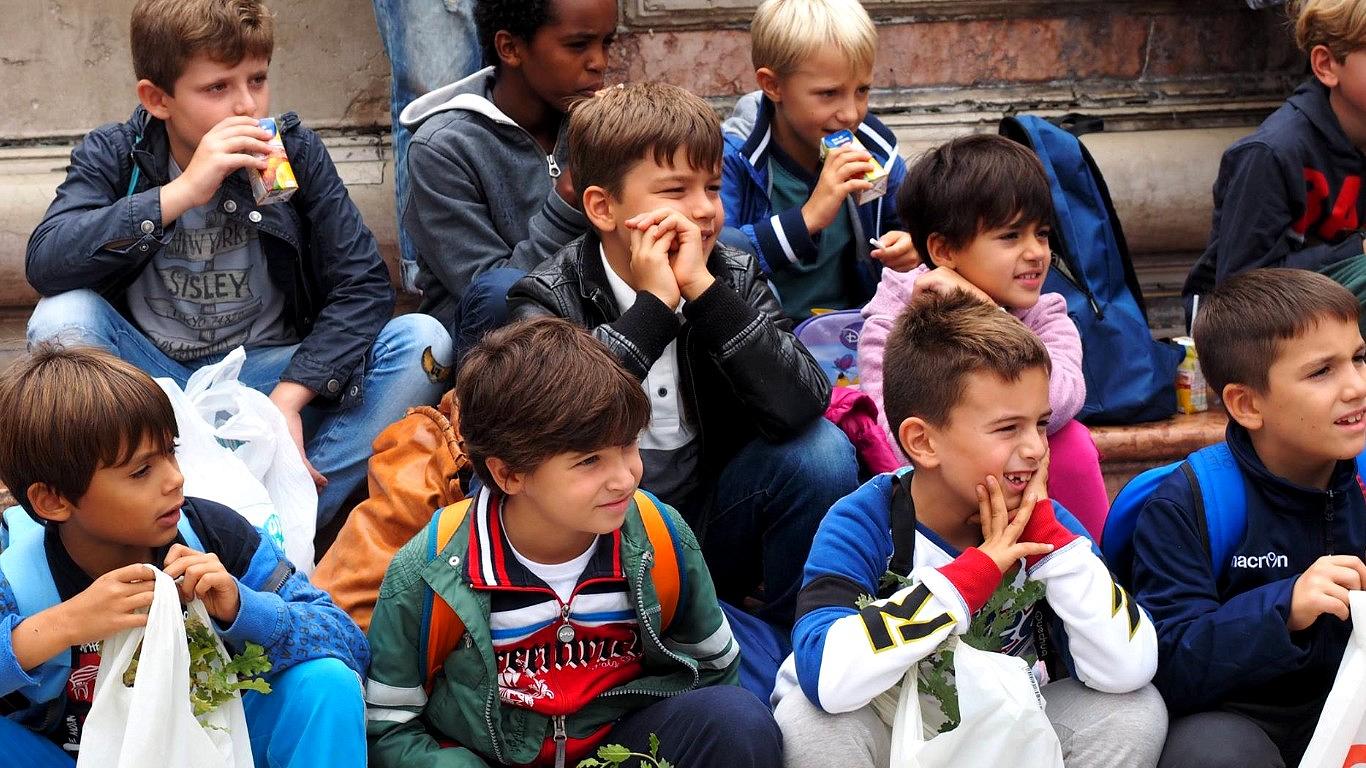 Grande partecipazione di Grest nel 2015, con titolo 'Tutti a Tavola'