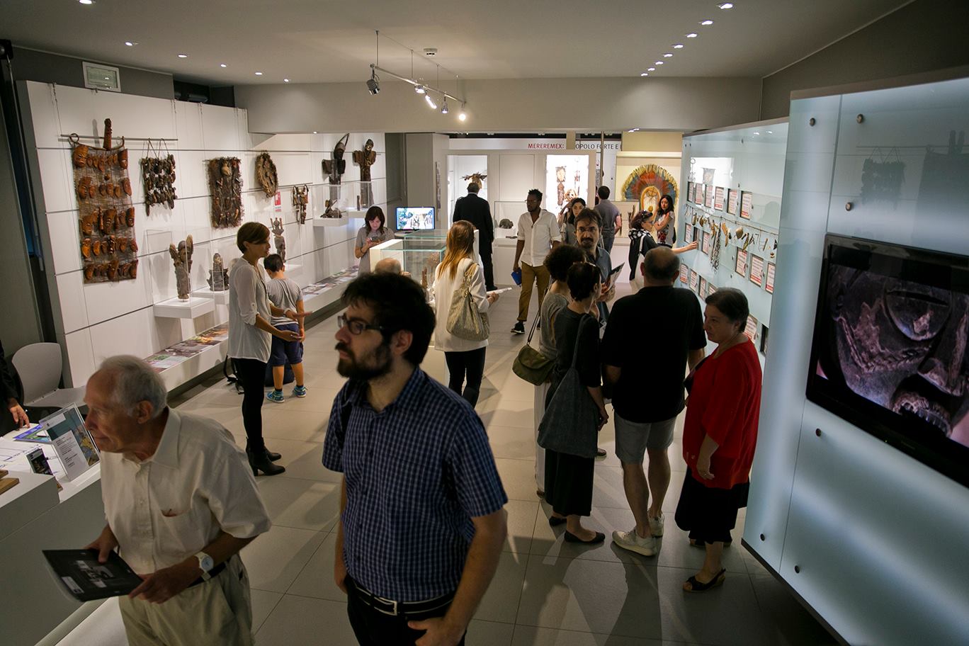 "Apertura Domenicale", con vari amici e conoscenti 