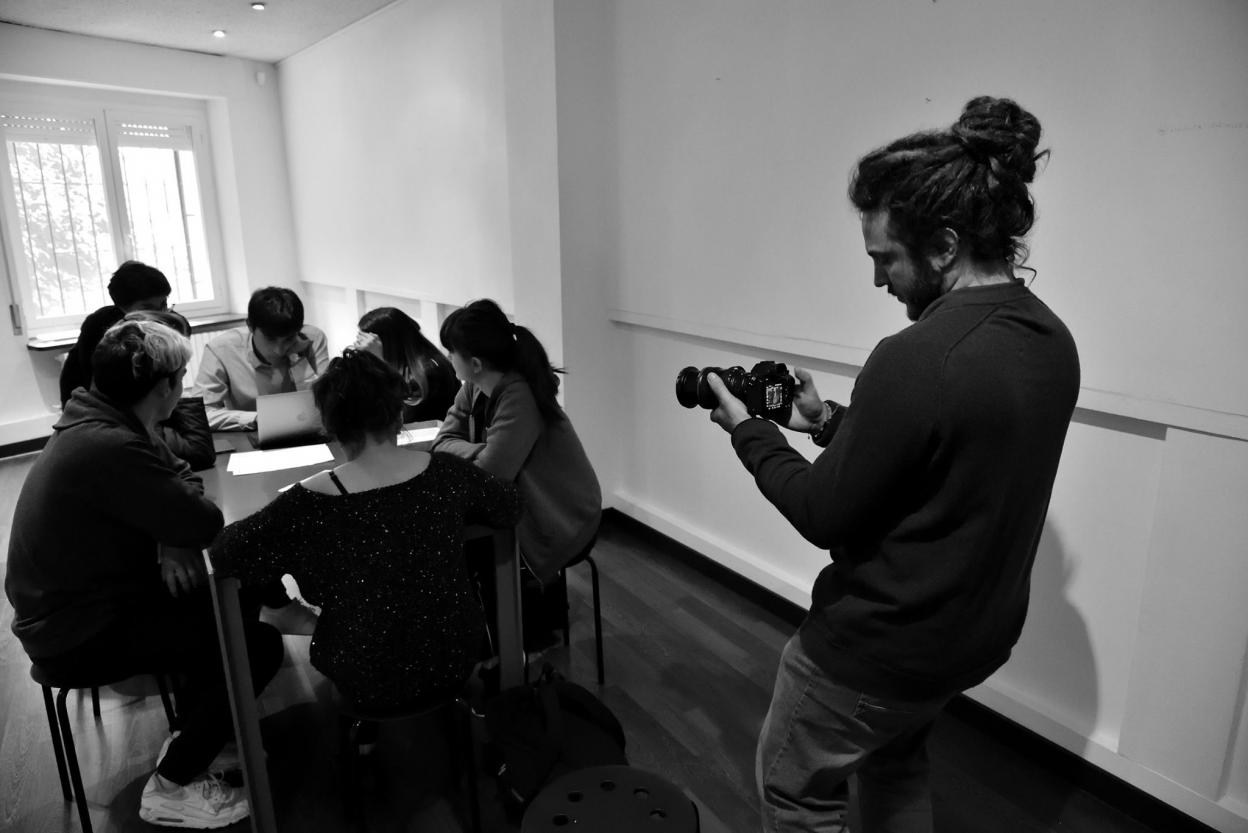 CACCIA AL TESORO - Un gruppo esprime la sua creatività con dei brevi poemi sulle scarpine, sull'orco, sulla dama di corte