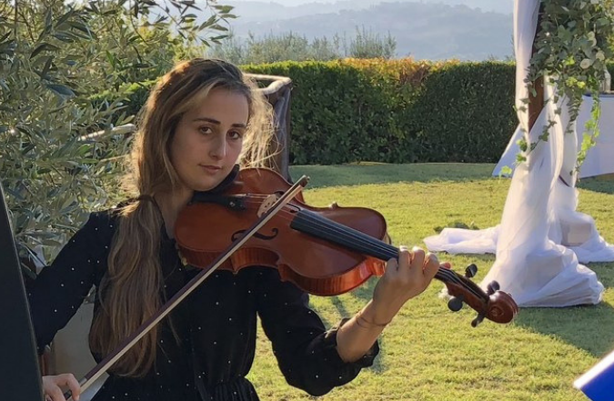 Martina in una performance all'aperto