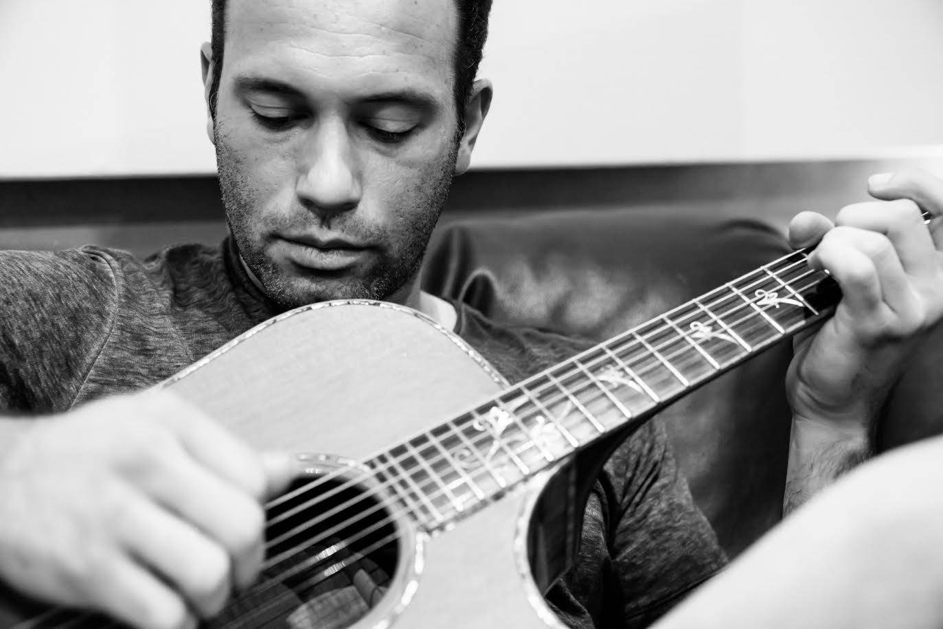 Luca Nobis alla chitarra, direttore didattico del Centro Professione Musica di Franco Mussida ha diverse collaborazioni in RAI e orchestra Verdi di Milano
