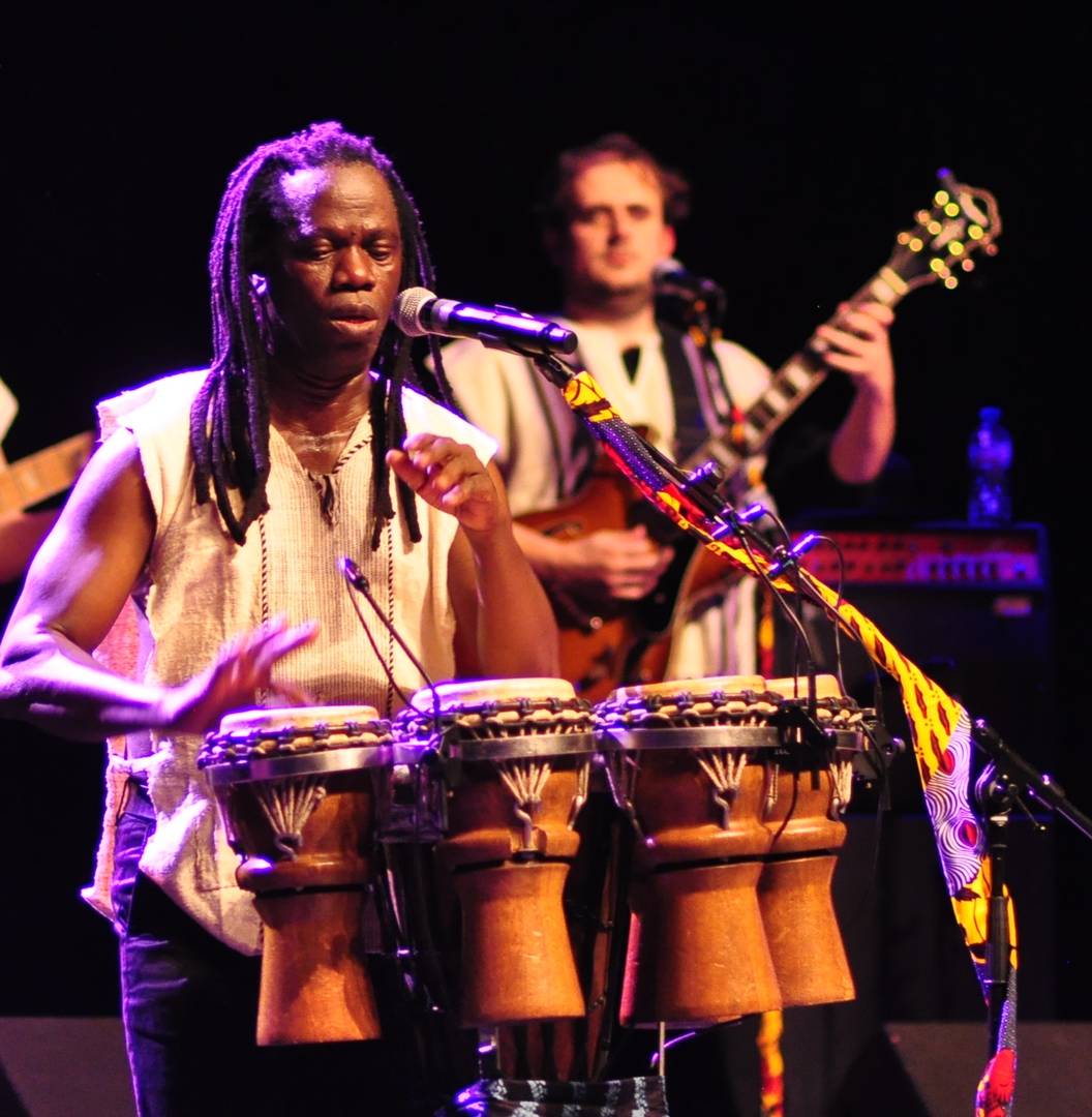 Gruppo musicale MOKOOMBA con il suo stile afro-fusion elettronico, incursioni reggae, funk e rap, e il cantante ivoriano BONI GNAHORÉ.