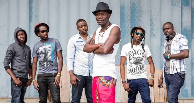 Gruppo musicale MOKOOMBA con il suo stile afro-fusion elettronico, incursioni reggae, funk e rap, e il cantante ivoriano BONI GNAHORÉ.