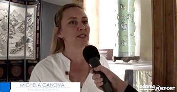 Michela Canova, sindaco di Colorno, parla dell'iniziativa delle Maschere Italiane alla famosa Reggia di Colorno, davanti a un Vaso Cinese del Periodo Repubblicano