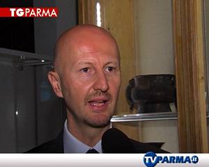 L’Assessore al turismo Cristiano Casa commenta la manifestazione Maschere Italiane a Parma davanti un antico Vaso di Bronzo