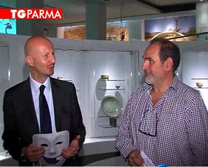 Scambio di battute davanti all'anfiteatro delle Ceramiche e Porcellane Cinesi, apprezzato dai Mass Media presenti al Museo.
