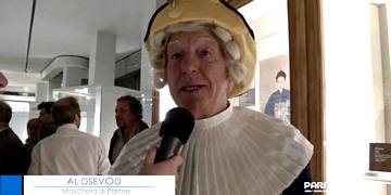 Al Dsèvod, ideatore del Festival delle Maschere Italiane, giunto alla quarta edizione. Si intravvede un Ritratto di Antenato