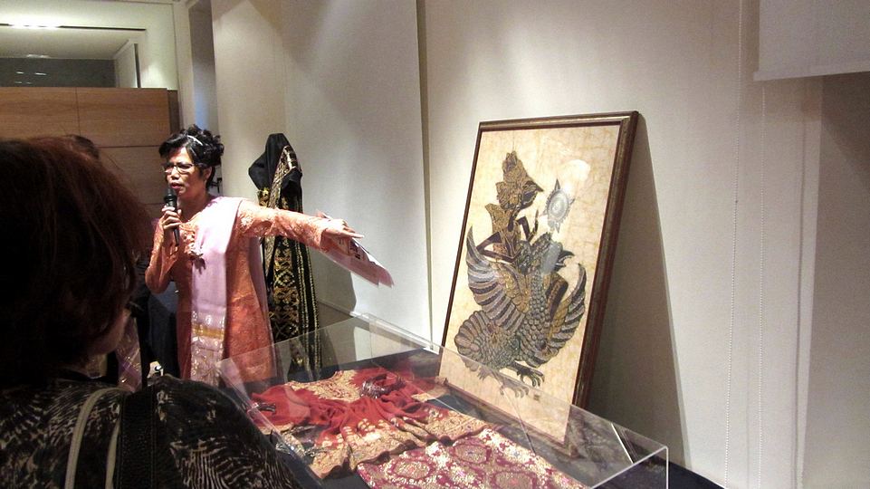 Ina commenta sugli oggetti d'arte
