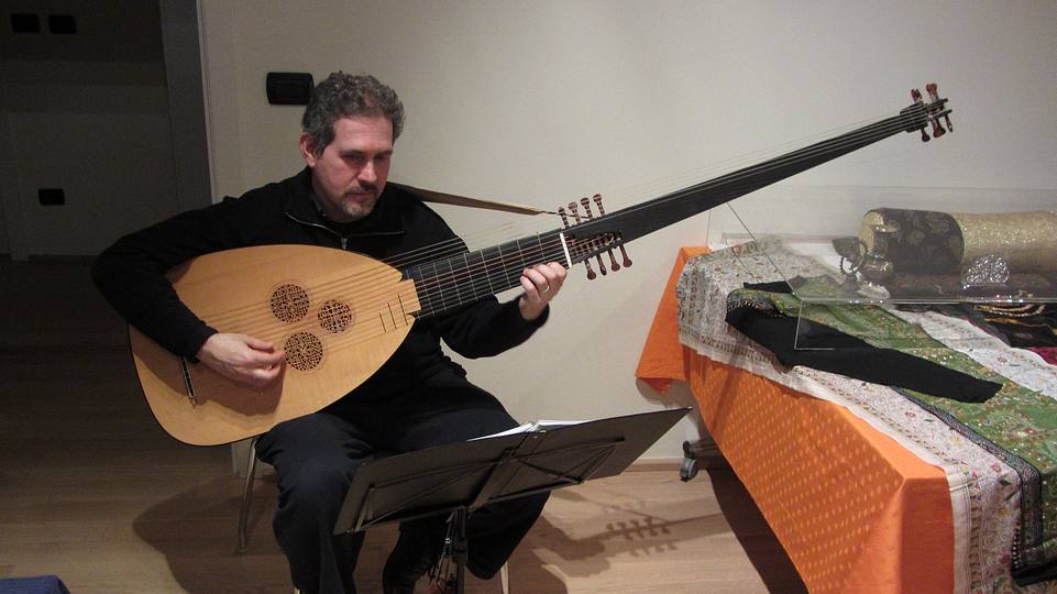 Alla mostra sull'Indonesia e India, Richard accompagna musicalmente con la tiorba