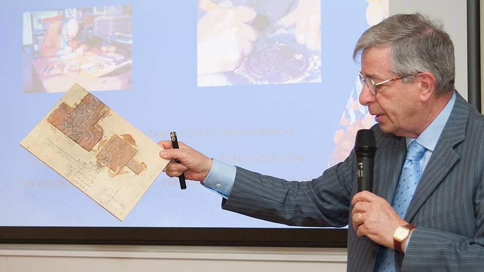 Francesco Berio esibisce un legno inciso frutto dell'arte di suo padre