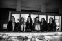 Gruppo di Giovani amici al Tavolo della Seta e di ceramiche Cinesi (Foto Antonio Pupa)