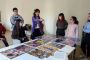 FORMAZIONE INIZIALE - Francesca al tavolo con le locandine della mostra