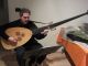 Richard accompagna musicalmente con la tiorba