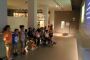 Gruppo di bimbi in visita, davanti alla Multivisione sull'Arcobaleno